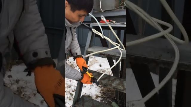 Оконцевание кабеля 4*50 алюминиевыми наконечниками с помощью пресс клещей. смотреть онлайн