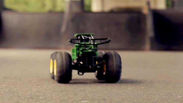 John Deere Monster Treads Radio Control Tractor смотреть онлайн