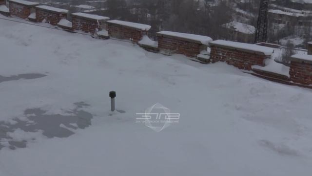 Совместными усилиями устранили большую проблему. Капитальный ремонт кровли завершился в школе №38 смотреть онлайн