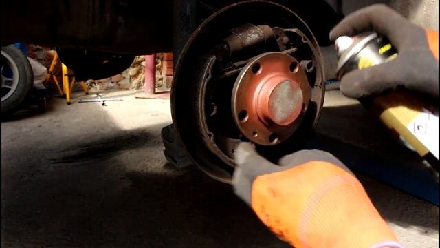 Проверка задних колодок и замена тормозной жидкости на Шкода Фабиа 1,2 Skoda Fabia 2007 смотреть онлайн