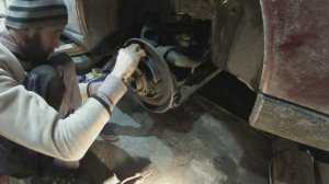 Замена задних тормозных колодок, колодок стояночного тормоза Volvo V70 S60 S80