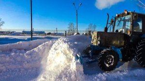 После двух дней метелей наступили морозы. Чистим заметенные дороги и площадки.