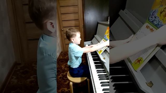 Первые мелодии Миши на фортепиано смотреть онлайн