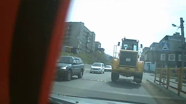 Фронтальный погрузчик подпрыгнул