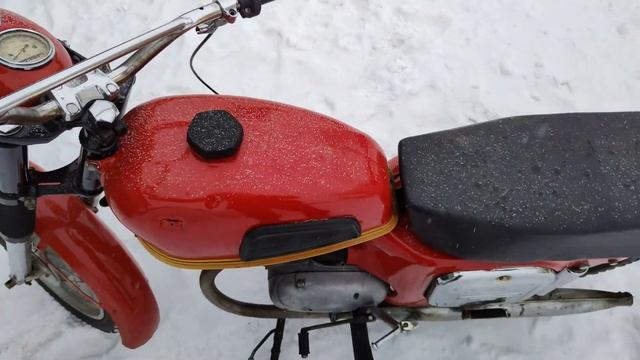 Зимний запуск мотоцикла восход 1970г.в. после долгого простоя.