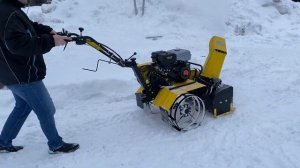 Снегоуборочная приставка "ЦЕЛИНА" СП-60, в сборе с мотоблоком на грунтозацепах в работе.