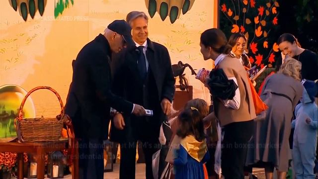 Bidens host White House "Hallo-READ" event смотреть онлайн
