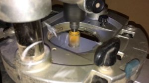 Врезка замка в алюминиевую кромку двери