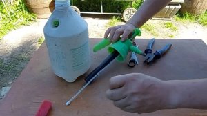 Не вздумайте выкинуть старый садовый опрыскиватель Сделайте классную самоделку своими руками.