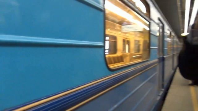 Парадный Еж3 возвращается в электродепо Планерная после парада поездов метро смотреть онлайн