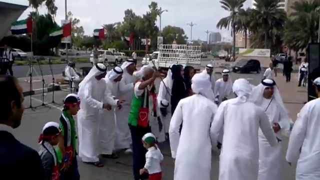 Local Arabs Singing Dancing National Day in Dubai United Arab Emirates spectators joining in смотреть онлайн