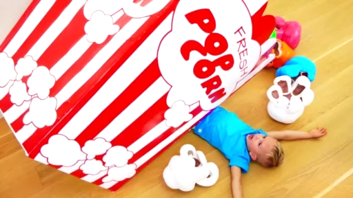 Смешные Дети и гигантский попкорн! Джонни Джонни Да Папа! Веселая семья видео для детей смотреть онлайн