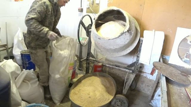 корм для свиней с добавлением сена. Бройлерный корм. смотреть онлайн