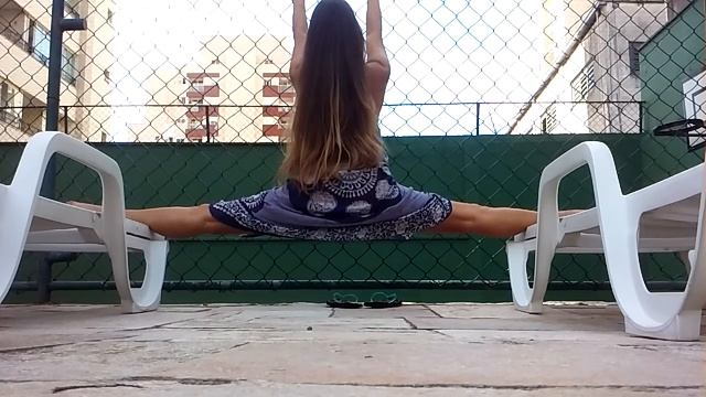 Middle Over Split in two chairs - How to Increase your Flexibility in a Pool Dance смотреть онлайн