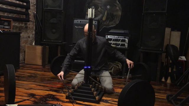 Уральский музыкант играет на "космическом" инструменте, созданном им самим смотреть онлайн