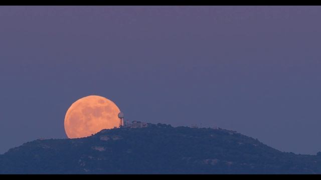 Salida de luna Puig de Randa, Mallorca смотреть онлайн