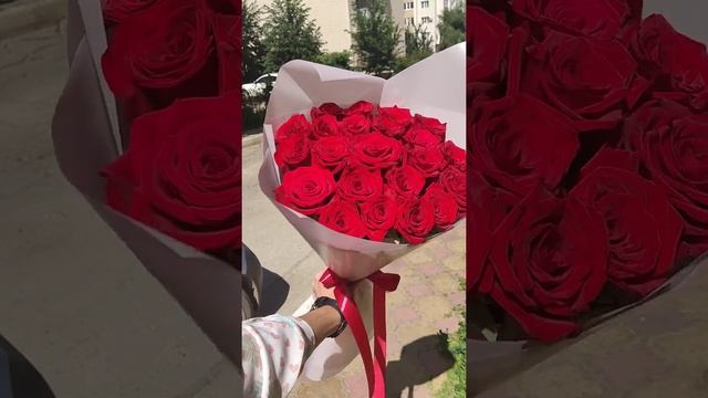 небольшой букет из красных роз смотреть онлайн