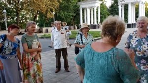230806 Жители города Орла поют частушки и танцуют под гармонь в парке орловцы орловчане город Орёл