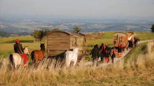 Лариса Истомина_УМЧАТСЯ КОНИ_композитор Давид Гасиа_слова Валерий Гурков