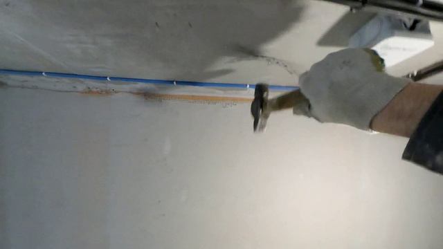 монтаж крепления для коммуникациий кондиционера.mp4