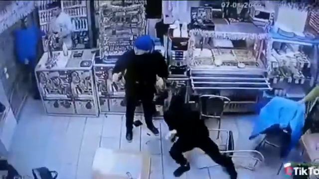 ОДИН РАСКИДАЛ ТОЛПУ смотреть онлайн