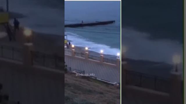 На одесском пляже парень сбросил девушку с пирса из за расставания смотреть онлайн