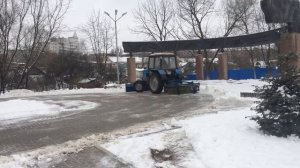 Трактор МТЗ-82 убирает снег в парке города Калуги.