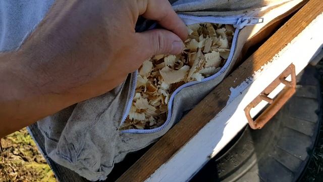 ОДНИ ИЗ ПОСЛЕДНИХ РАБОТ НА ПАСЕКЕ | УБИРАЮ ЛИШНИЕ РАМКИ | Пчеловодство для начинающих!! смотреть онлайн