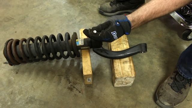 How to Replace Shocks and Struts in a Chevy Trailblazer – 2002-2009 смотреть онлайн