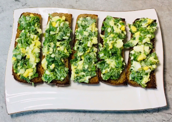 Хрустящие бутерброды с намазкой из яйца и зелёного лука подойдут вприкуску с супом или как перекус