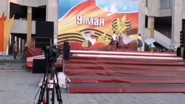 Праздник со слезами на глазах...Череповец, Площадь молодёжи-Дворец маталлургов.mp4 смотреть онлайн