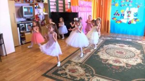 Танец девочек на выпускном. Танок дівчаток на випускному святі. #танецдевочек