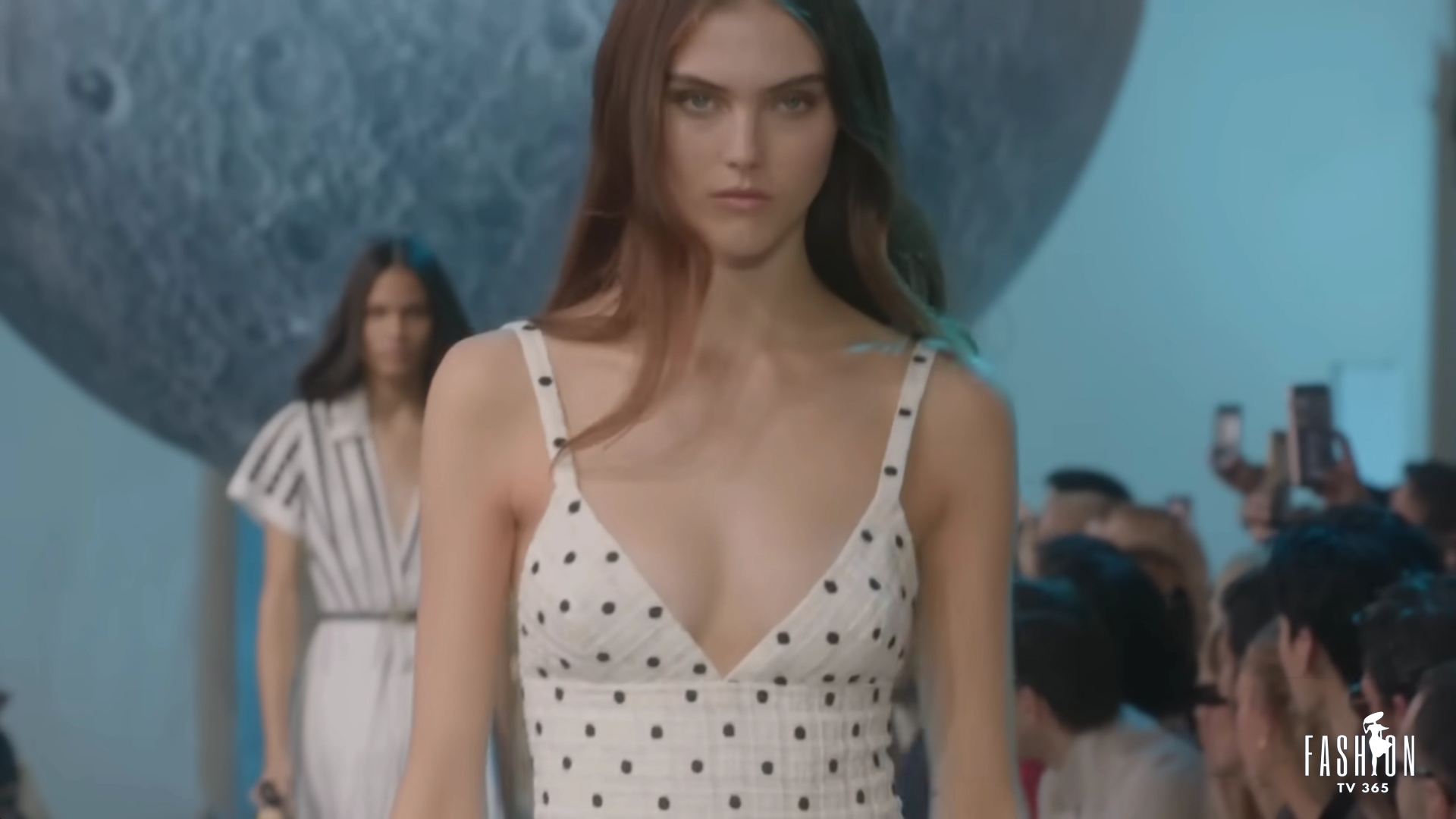 ЭЛИ СААБ ВЕСНА ЛЕТО 2024 смотреть онлайн