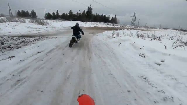 Тренировка по зимнему мотокроссу в Краснотурьинске 19.12.2019 смотреть онлайн