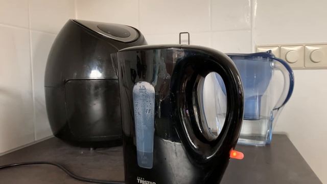 Как кипятить воду в электрочайнике ))) смотреть онлайн