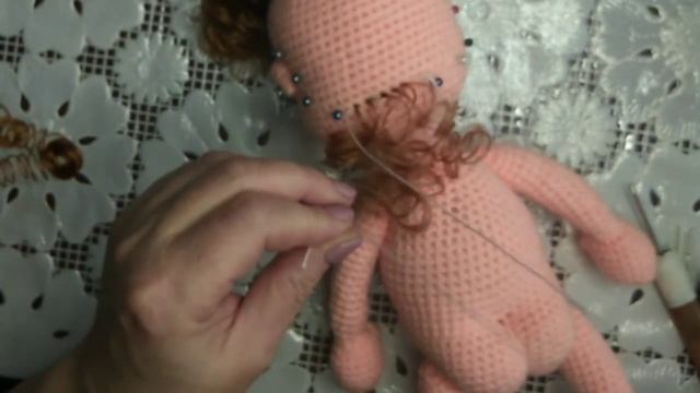 Как крепила волосы вязаной кукле. Кукла Танюша . Часть 3