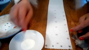 Наклеивание семян на туалетную бумагу. Морковь и редиска на одной ленте.