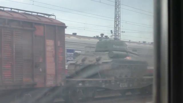 Электровоз ВЛ10-1535 с грузовым поездом и с военными танками, 18 июля 2020 г. смотреть онлайн