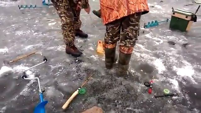Зимняя рыбалка, сазан по первому льду смотреть онлайн
