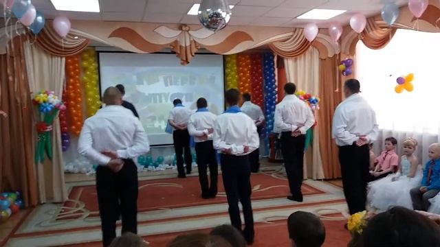 Трогательный танец с ЛЮБИМЫМИ папочками! г.Липецк смотреть онлайн