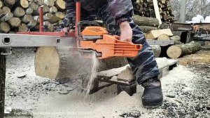 пилим доски из кругляка своими руками,рамка на бензопилу в деле