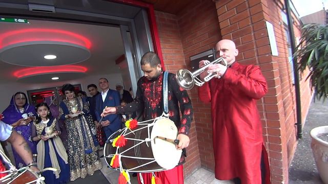 Trumpet, Dhol and Chimta performance, Indian Wedding смотреть онлайн
