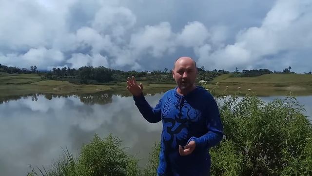 Озеро находится на острове Самосир, на озере Тоба на острове Суматра. смотреть онлайн
