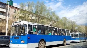 Сломался троллейбус. Слетела правая штанга у водителя.