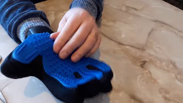 Посылка из Китая перчатка для вычесывания шерсти у кошек и собак смотреть онлайн
