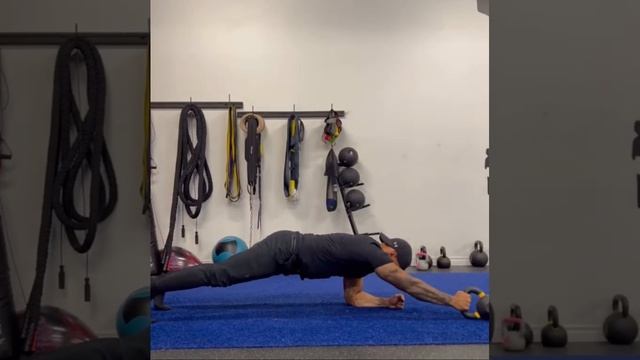 Стоя в планке на локтях отводить гирю скольжением от себя смотреть онлайн