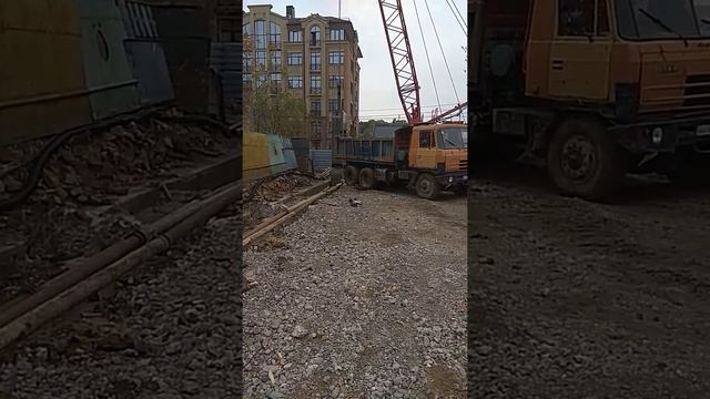 Технология строительства: Стена в грунте. Выемка грунта.