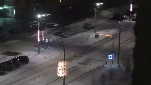 Мончегорск. Ветер всё сносит, что возможно. Сильный ветер 22 м/с время 0:23 смотреть онлайн