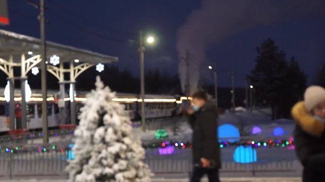 "Новогодний Сказочный поезд на перроне в ожидании приезда ДЕДА МОРОЗА из его Вотчины..." смотреть онлайн