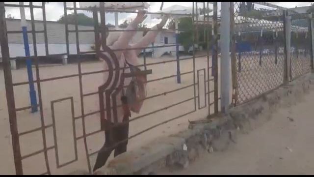 Три старушки форсируют препятствие пробираясь вдоль моря смотреть онлайн